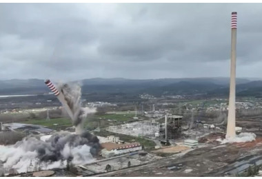 Demolición de dos chimeneas de la Central Térmica Compostilla II, en El Bierzo