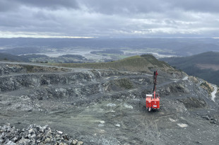 Perforación y Voladura en la mina Landoy de Dunita, con unas producciones anuales de 400.000 m3