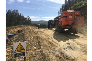 Forage et dynamitage dans le cadre des travaux d'aménagement de la route AC-566, tronçon Valdoviño- Cedeira (La Corogne). 82.000 m3